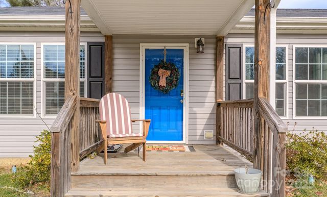 1471 Howard Gap Loop Road, Flat Rock, NC 28731