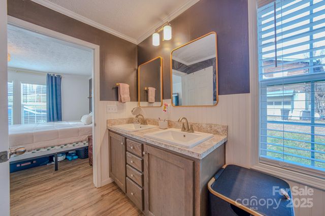 1471 Howard Gap Loop Road, Flat Rock, NC 28731