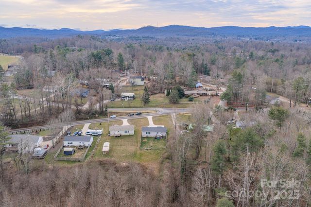 1471 Howard Gap Loop Road, Flat Rock, NC 28731
