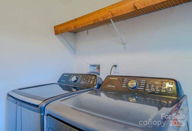 1471 Howard Gap Loop Road, Flat Rock, NC 28731