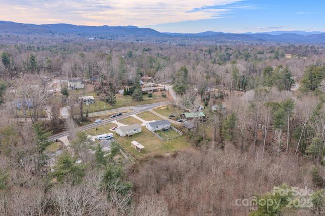 1471 Howard Gap Loop Road, Flat Rock, NC 28731