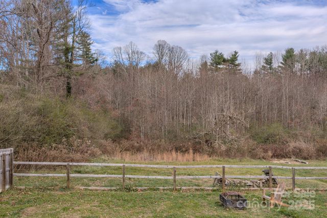 1471 Howard Gap Loop Road, Flat Rock, NC 28731