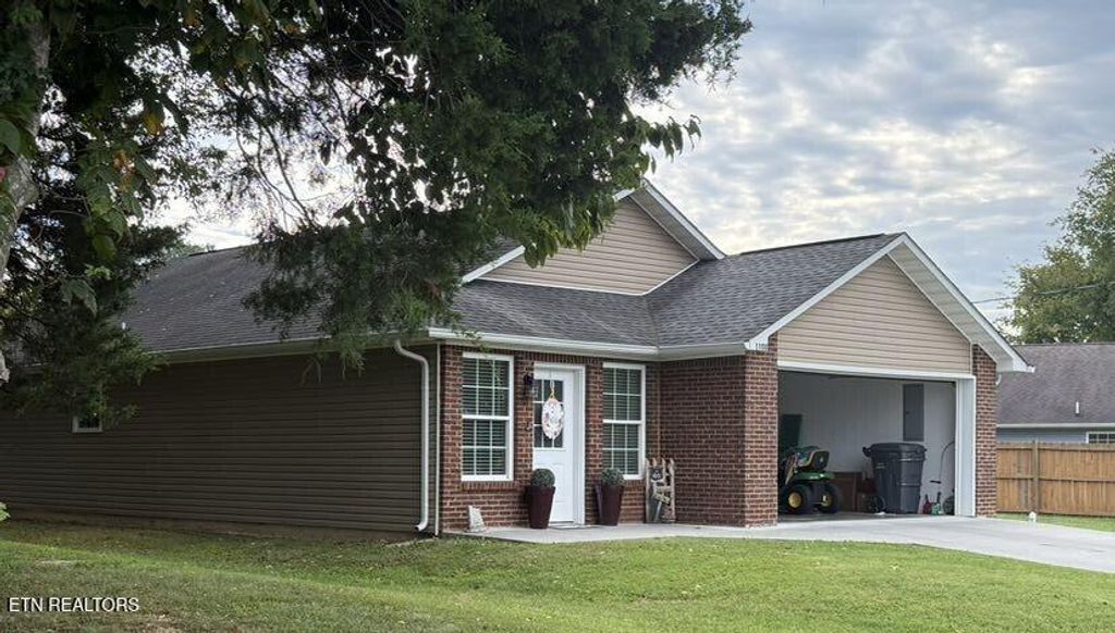 1100 Barker Drive, White Pine, TN 37890