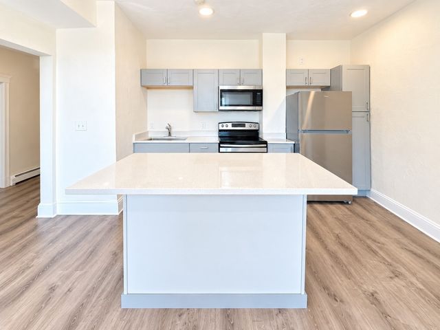 8 Kenwwod St 7, Boston, MA 02124
