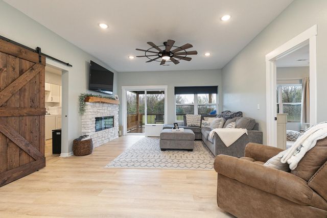 1798 E 328th Road, Bolivar, MO 65613