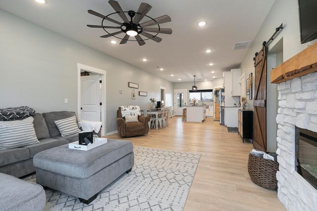 1798 E 328th Road, Bolivar, MO 65613