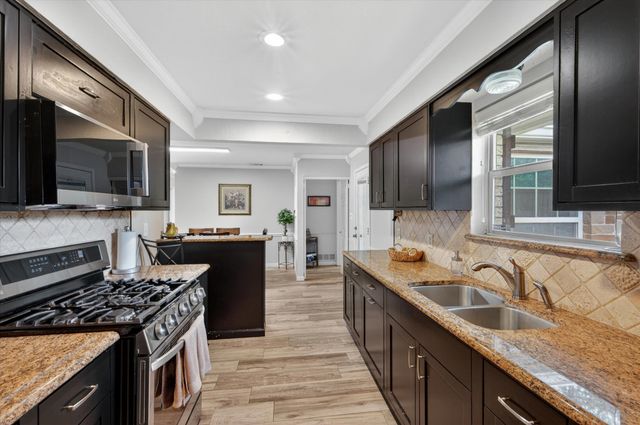 527 Falling Leaves Drive, Duncanville, TX 75116