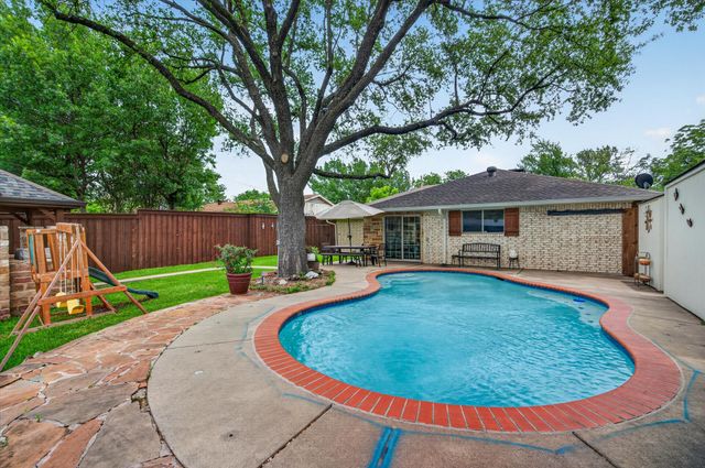 527 Falling Leaves Drive, Duncanville, TX 75116