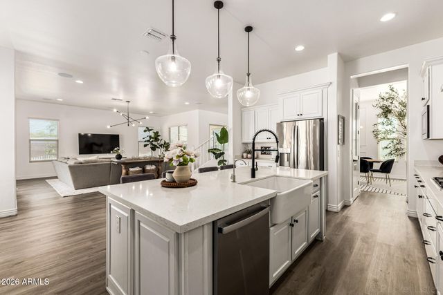 8502 W MYRTLE Avenue, Glendale, AZ 85305