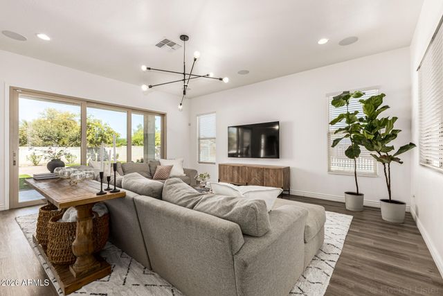 8502 W MYRTLE Avenue, Glendale, AZ 85305