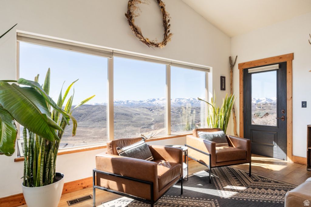 Image 5 of property listing at 277 E CRESTVIEW DR, Wanship, UT 84017