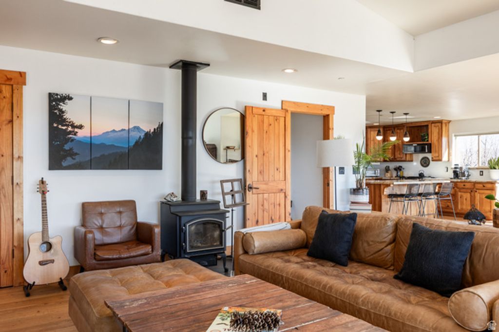 Image 7 of property listing at 277 E CRESTVIEW DR, Wanship, UT 84017