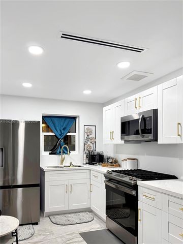 233 W 39th Pl, Hialeah, FL 33012