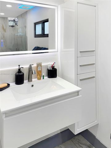 233 W 39th Pl, Hialeah, FL 33012