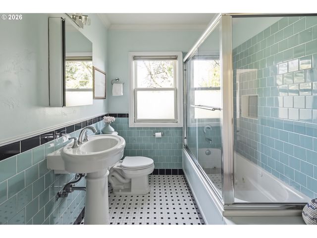 4353 Ne HALSEY St 4, Portland, OR 97213