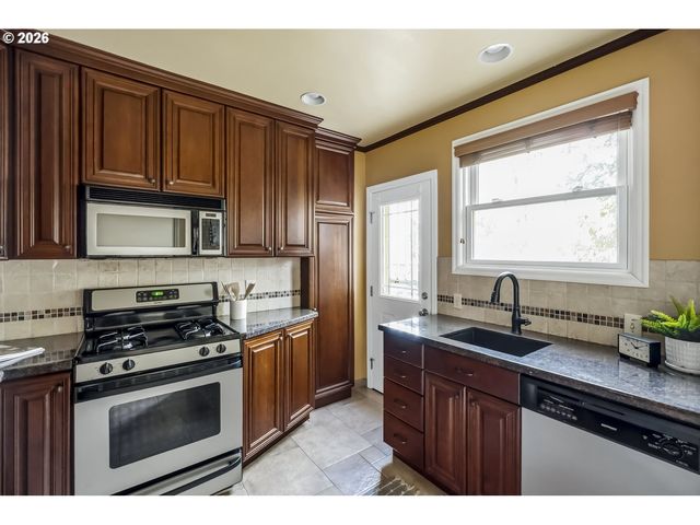 4353 Ne HALSEY St 4, Portland, OR 97213