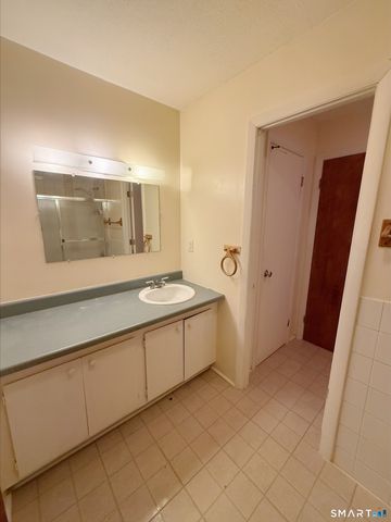 7 Woodland Avenue C, Bloomfield, CT 06002