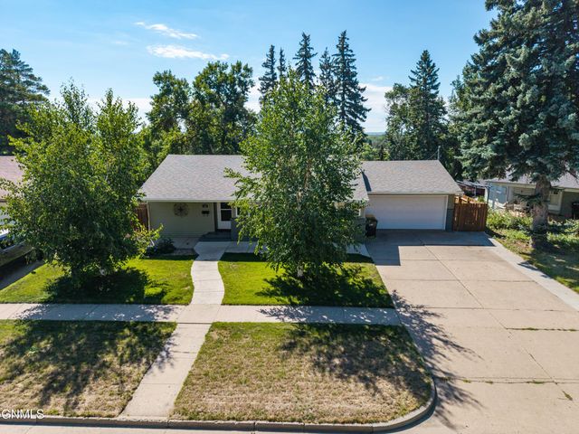915 W Ave C, Bismarck, ND 58501 property photo