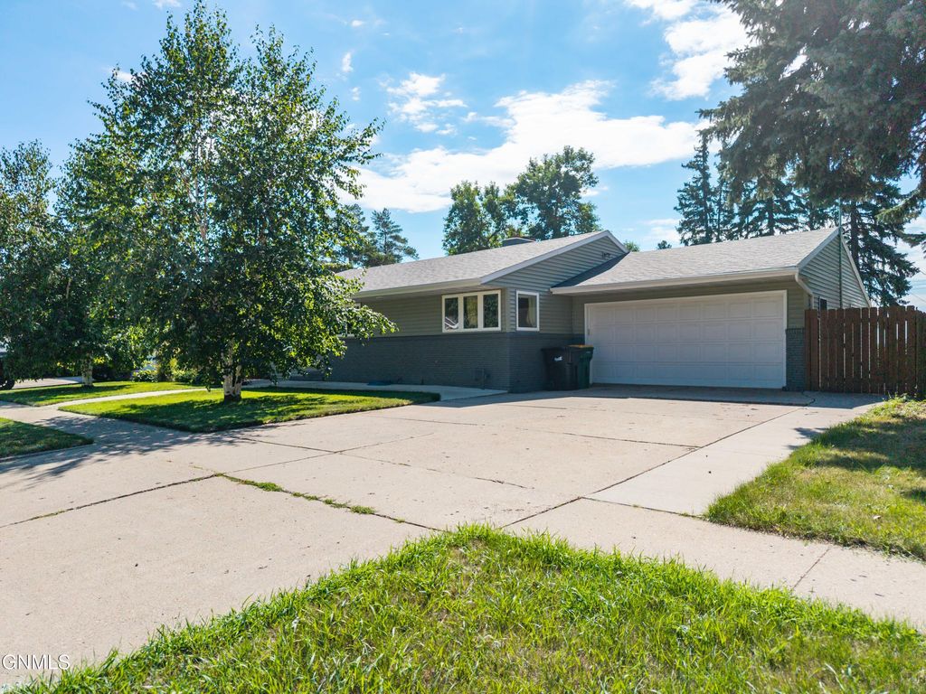 915 W Ave C, Bismarck, ND 58501 photo 2