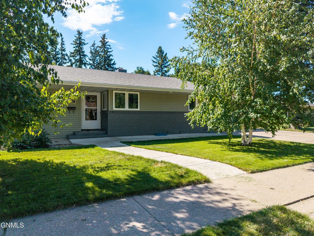 915 W Ave C, Bismarck, ND 58501 photo 4