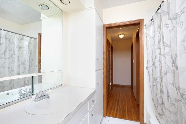 7422 Oak Brook Drive, Urbandale, IA 50322