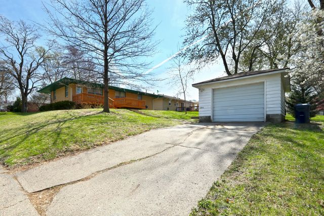 7422 Oak Brook Drive, Urbandale, IA 50322