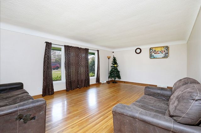 7422 Oak Brook Drive, Urbandale, IA 50322