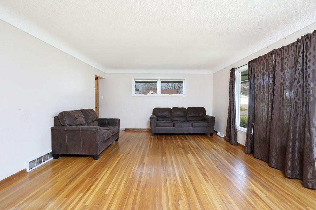 7422 Oak Brook Drive, Urbandale, IA 50322