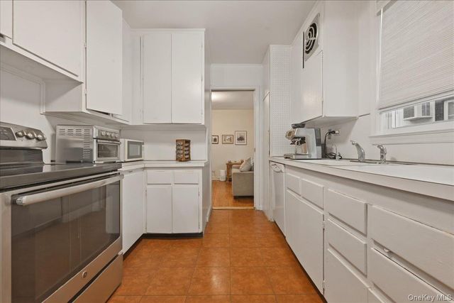 163 Elm Street, Roslyn Heights, NY 11577