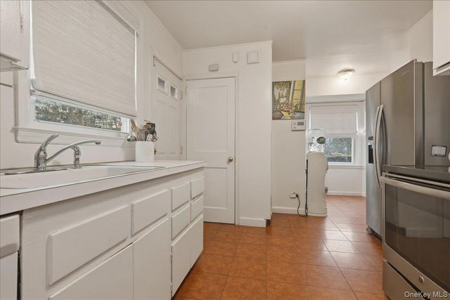 163 Elm Street, Roslyn Heights, NY 11577