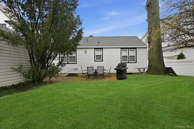 163 Elm Street, Roslyn Heights, NY 11577