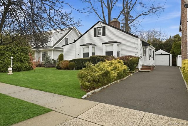 163 Elm Street, Roslyn Heights, NY 11577