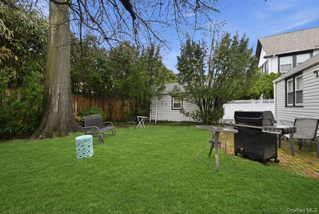 163 Elm Street, Roslyn Heights, NY 11577