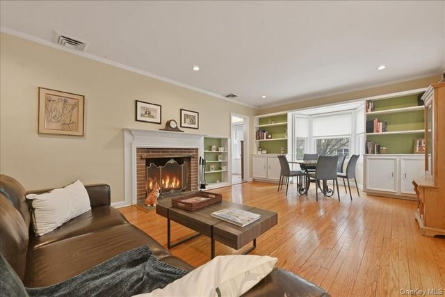 163 Elm Street, Roslyn Heights, NY 11577