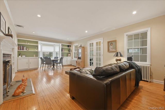 163 Elm Street, Roslyn Heights, NY 11577