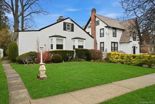 163 Elm Street, Roslyn Heights, NY 11577