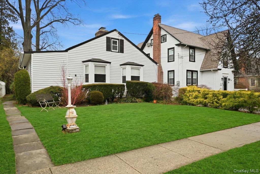 163 Elm Street, Roslyn Heights, NY 11577