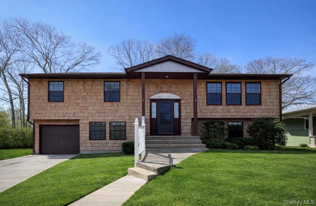 676 Bohemia Parkway, Sayville, NY 11782
