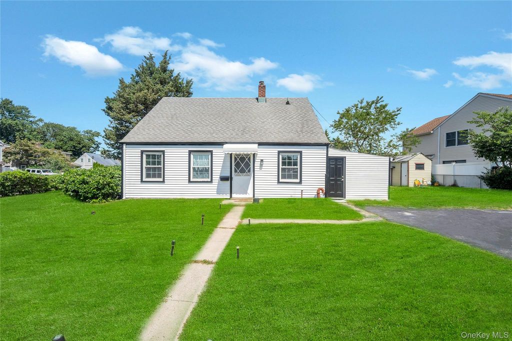88 Anchor Lane, Levittown, NY 11756