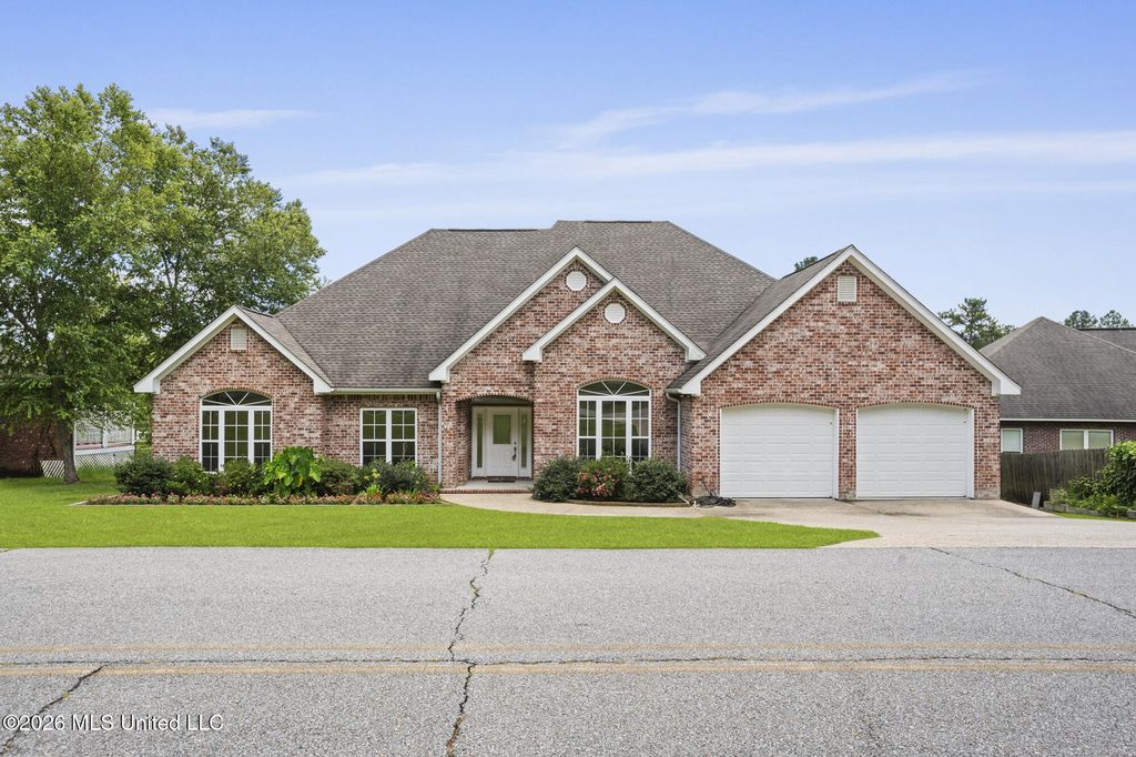 66 W Shore Drive, Hattiesburg, MS 39402