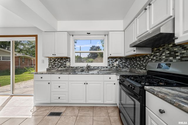 2525 4TH Street A, East Moline, IL 61244