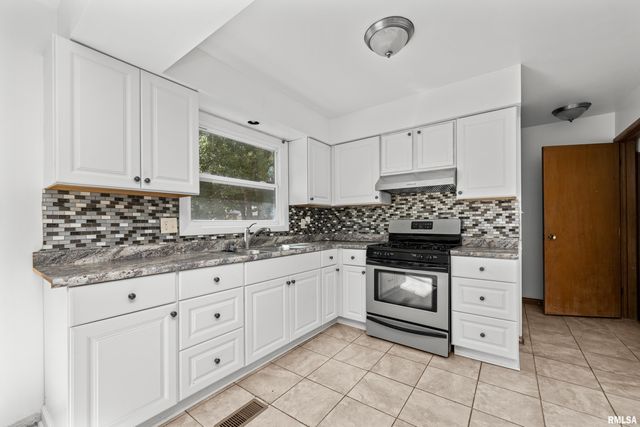 2525 4TH Street A, East Moline, IL 61244