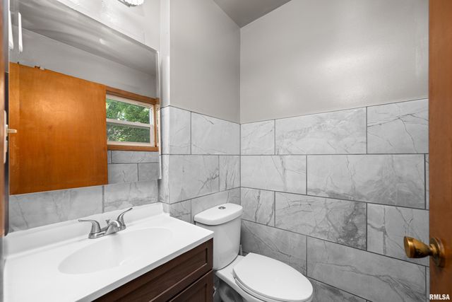 2525 4TH Street A, East Moline, IL 61244