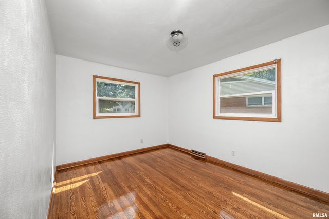 2525 4TH Street A, East Moline, IL 61244