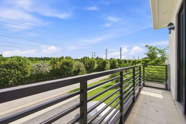 6924 N STILLWATER SHORES Drive, Davie, FL 33314