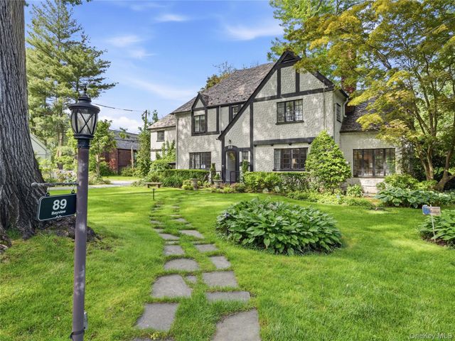 89 Bayview Avenue, Great Neck, NY 11021