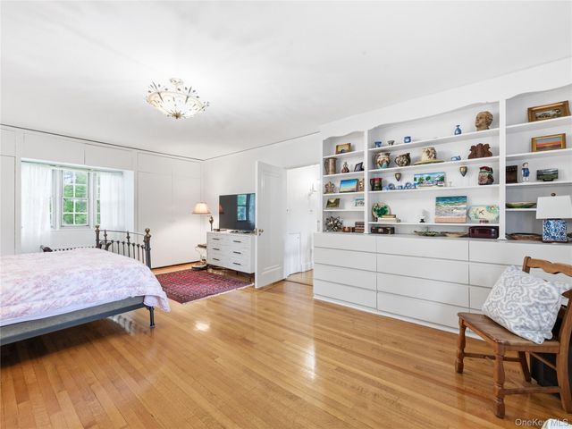 89 Bayview Avenue, Great Neck, NY 11021
