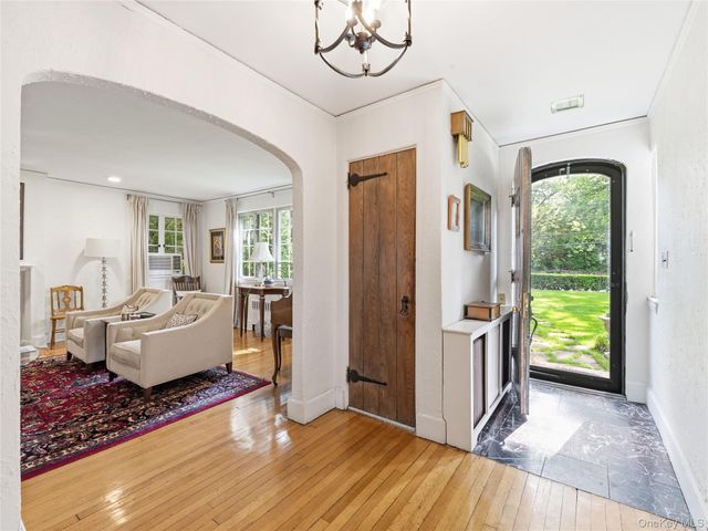 89 Bayview Avenue, Great Neck, NY 11021
