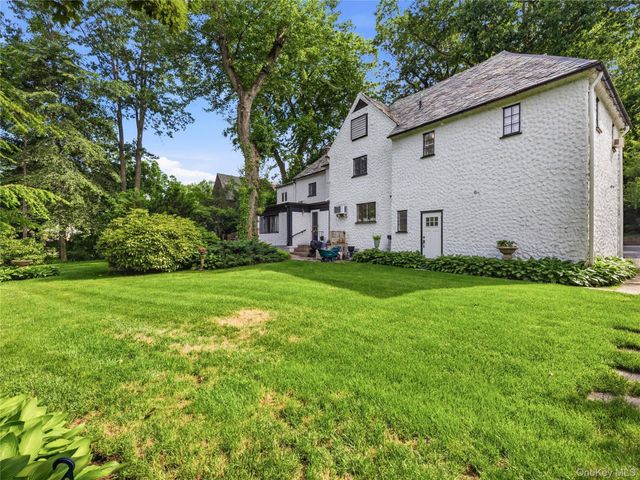 89 Bayview Avenue, Great Neck, NY 11021