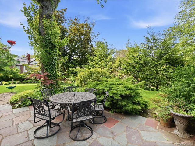 89 Bayview Avenue, Great Neck, NY 11021